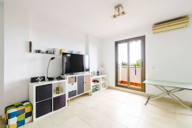 4 soveværelse Semi-Rækkehus til salg i Málaga by med swimmingpool garage - € 575.000 (Ref: 9824676)