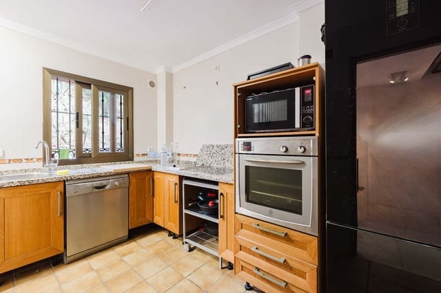 4 soveværelse Semi-Rækkehus til salg i Málaga by med swimmingpool garage - € 575.000 (Ref: 9824676)