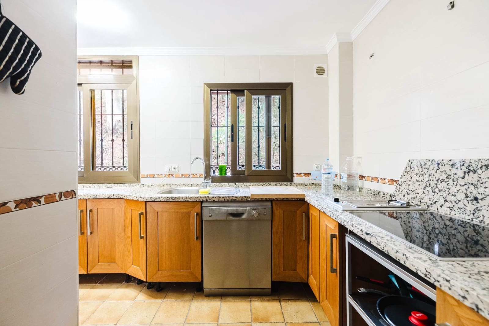 4 soveværelse Semi-Rækkehus til salg i Malaga by med swimmingpool garage - € 575.000 (Ref: 9824676)