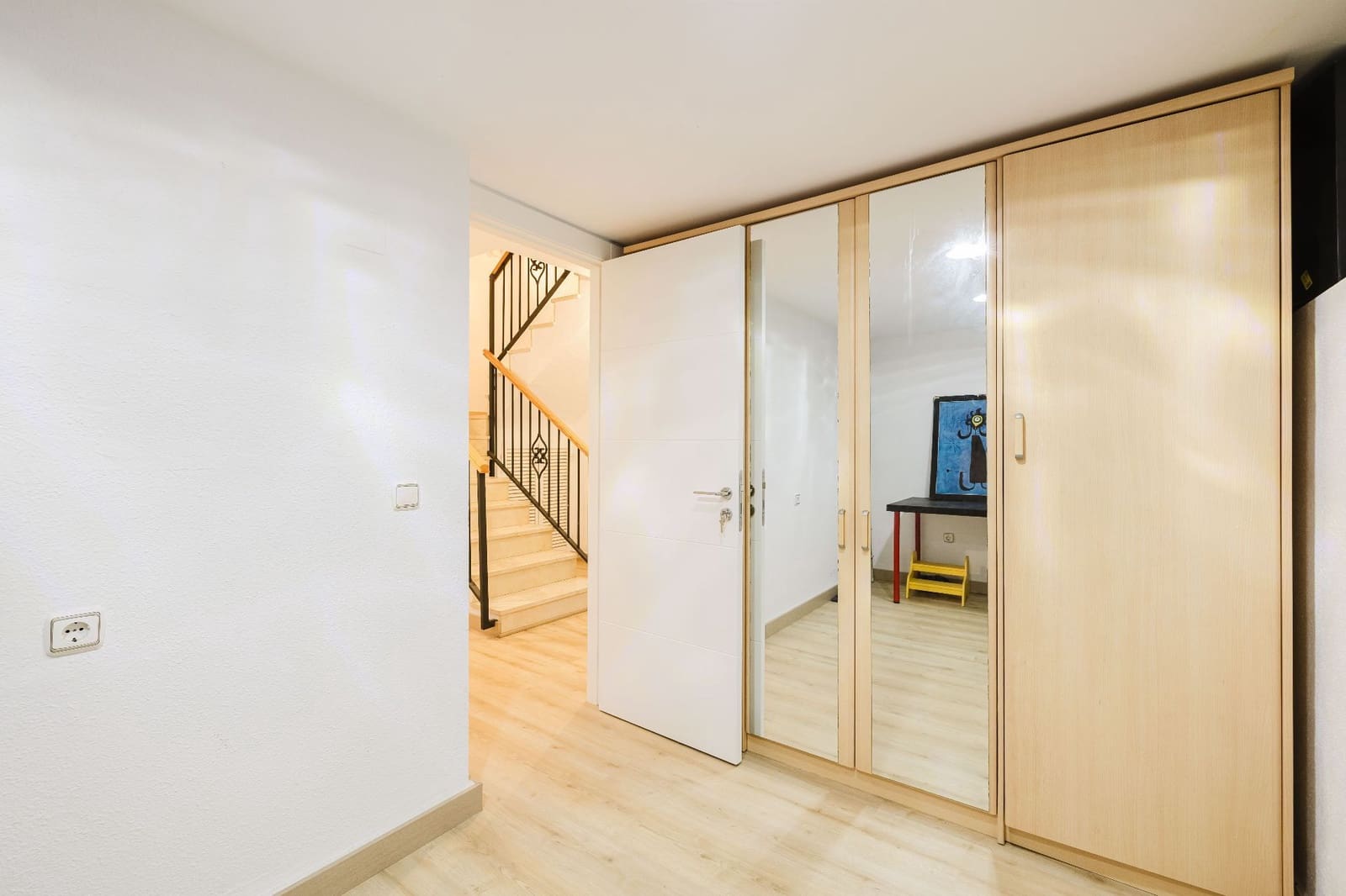 4 soveværelse Semi-Rækkehus til salg i Malaga by med swimmingpool garage - € 575.000 (Ref: 9824676)
