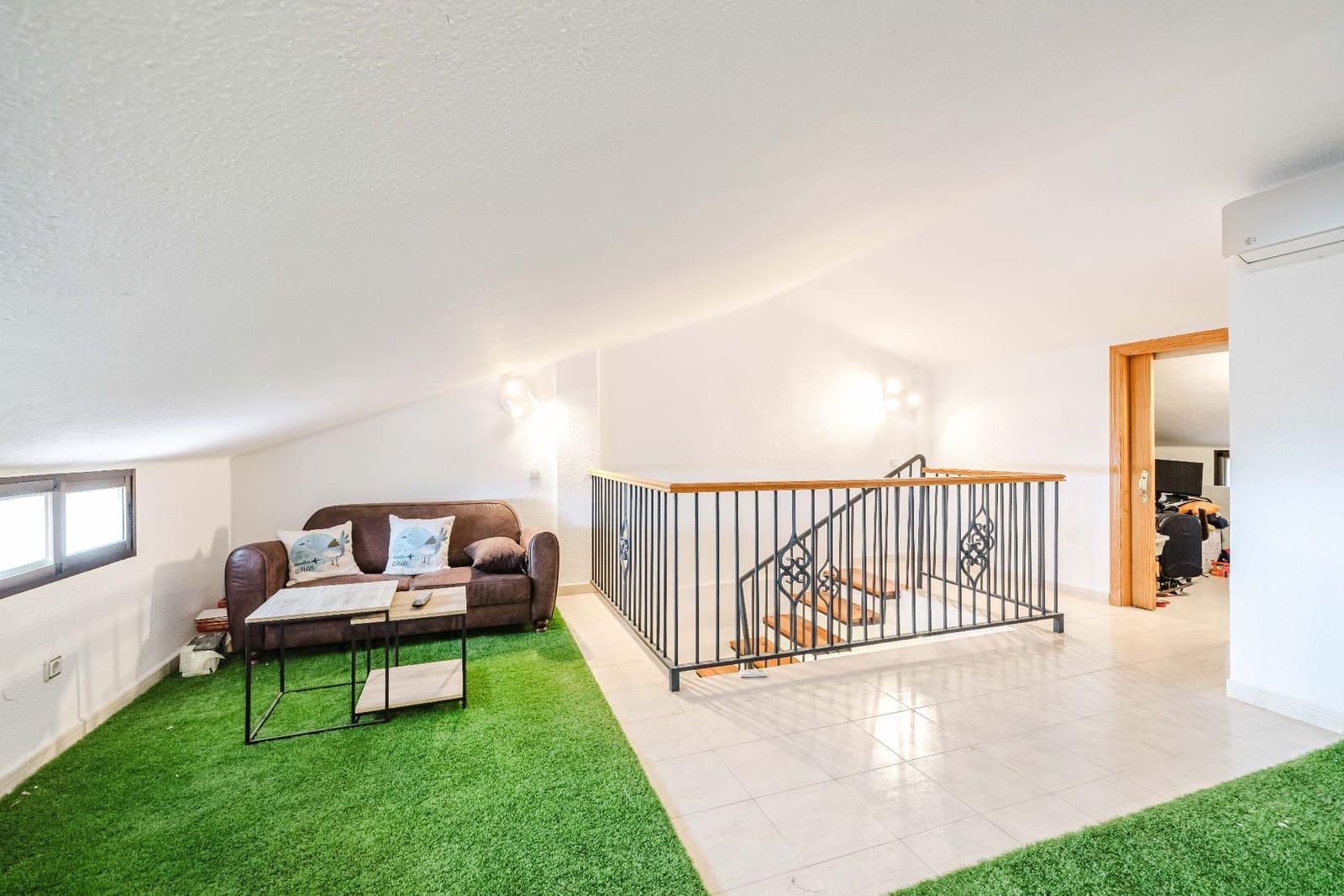 4 soveværelse Semi-Rækkehus til salg i Malaga by med swimmingpool garage - € 575.000 (Ref: 9824676)