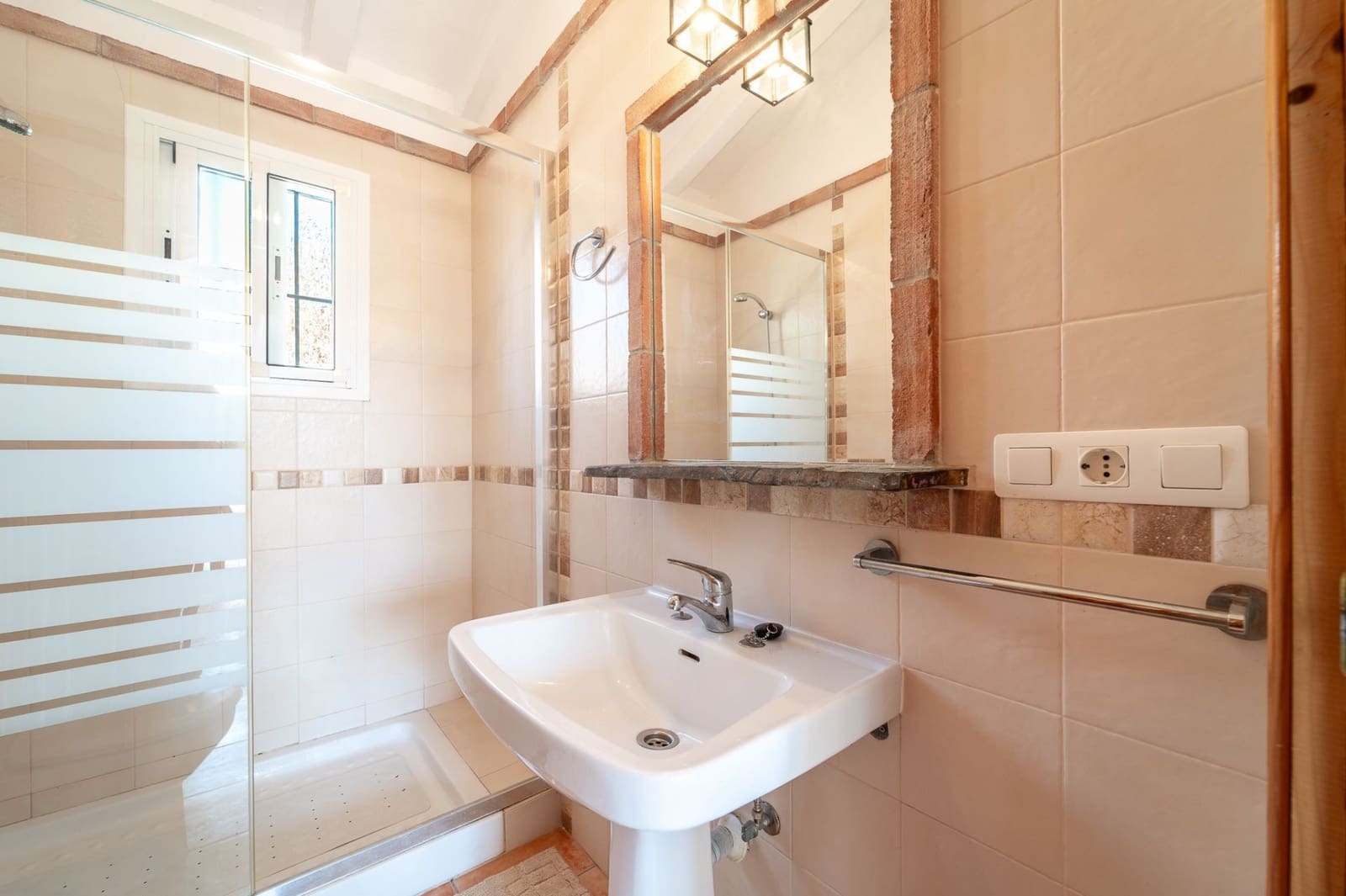 Chalet de 4 habitaciones en Frigiliana en venta - 348.000 € (Ref: 9830636)