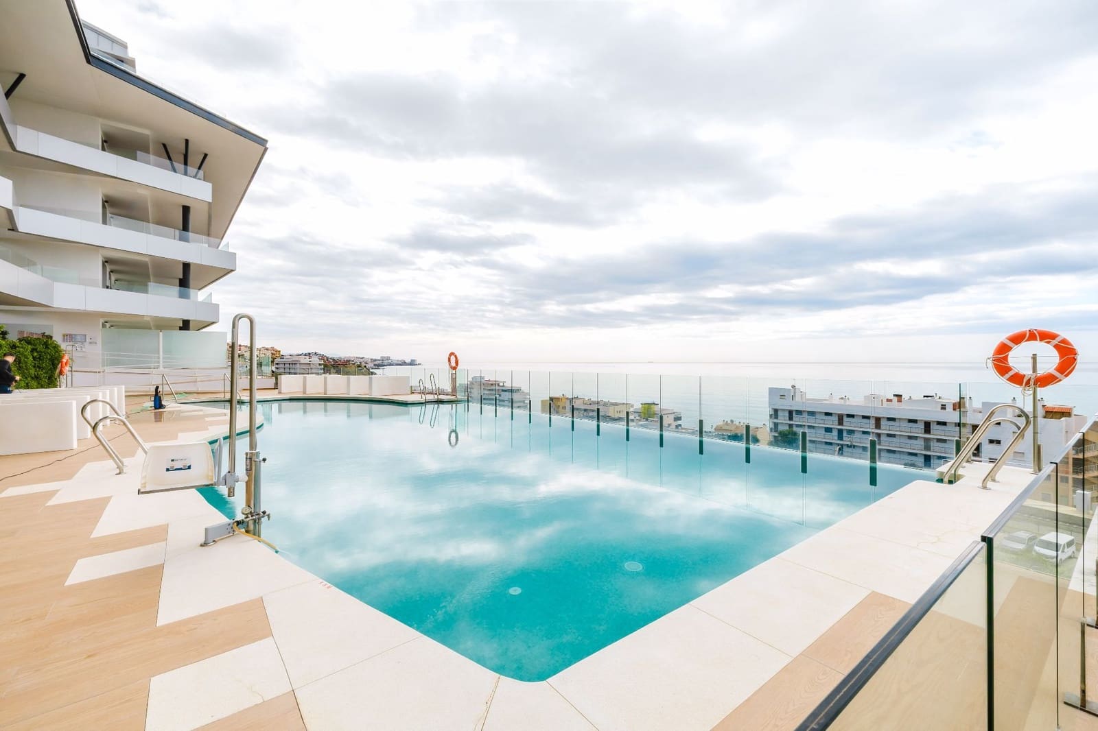 Piso de 2 habitaciones en Fuengirola en venta con piscina garaje - 610.000 € (Ref: 9851041)