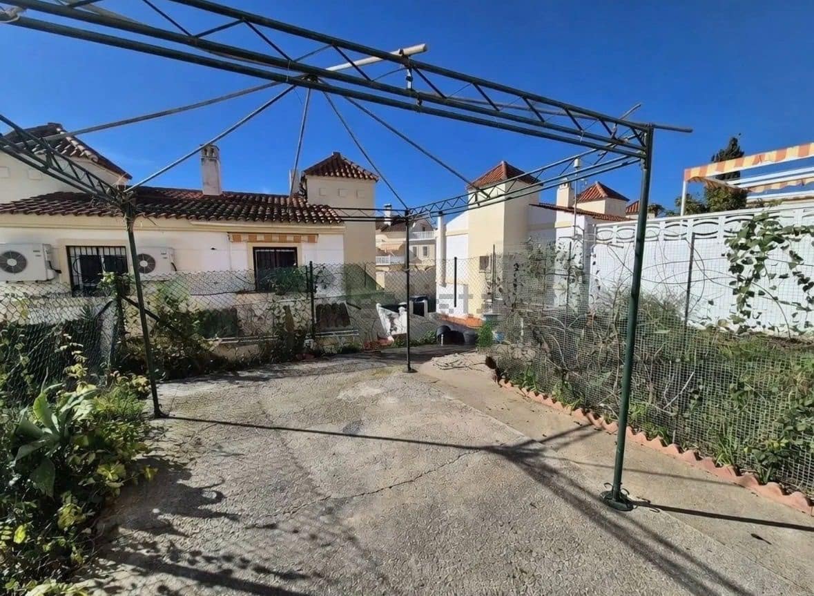 3 bedroom Semi-detached Villa for sale in Velez-Malaga - € 390,000 (Ref: 9851044)