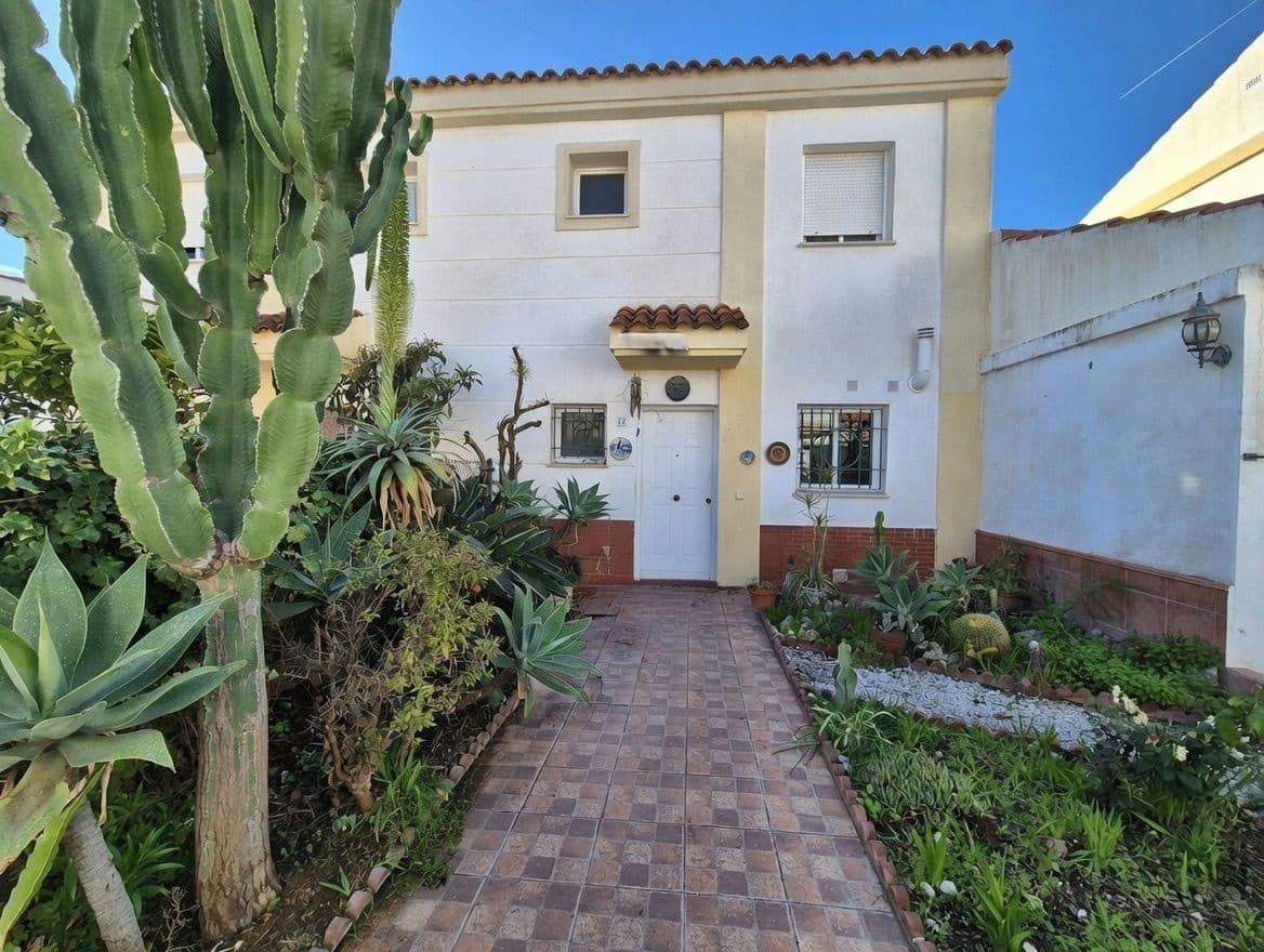 3 bedroom Semi-detached Villa for sale in Velez-Malaga - € 390,000 (Ref: 9851044)