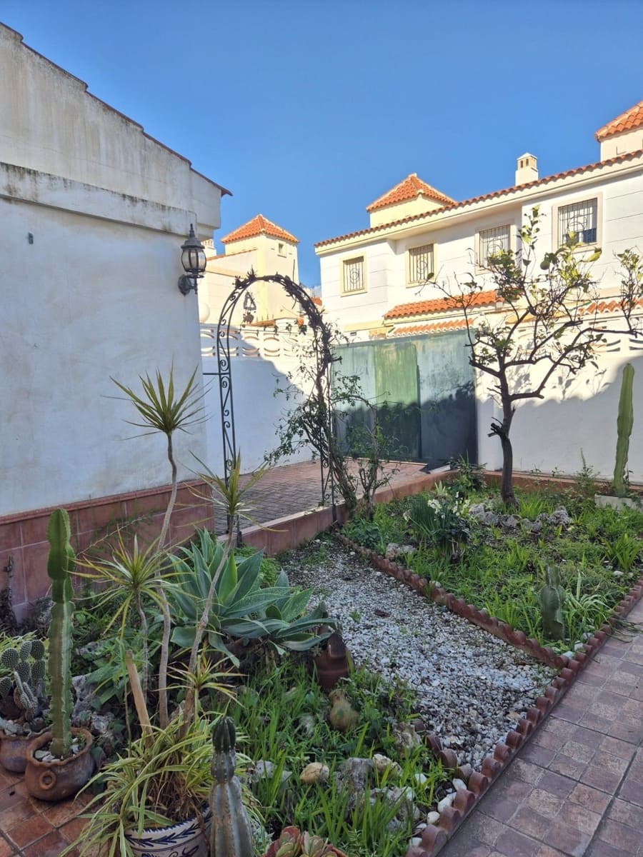 3 bedroom Semi-detached Villa for sale in Velez-Malaga - € 390,000 (Ref: 9851044)