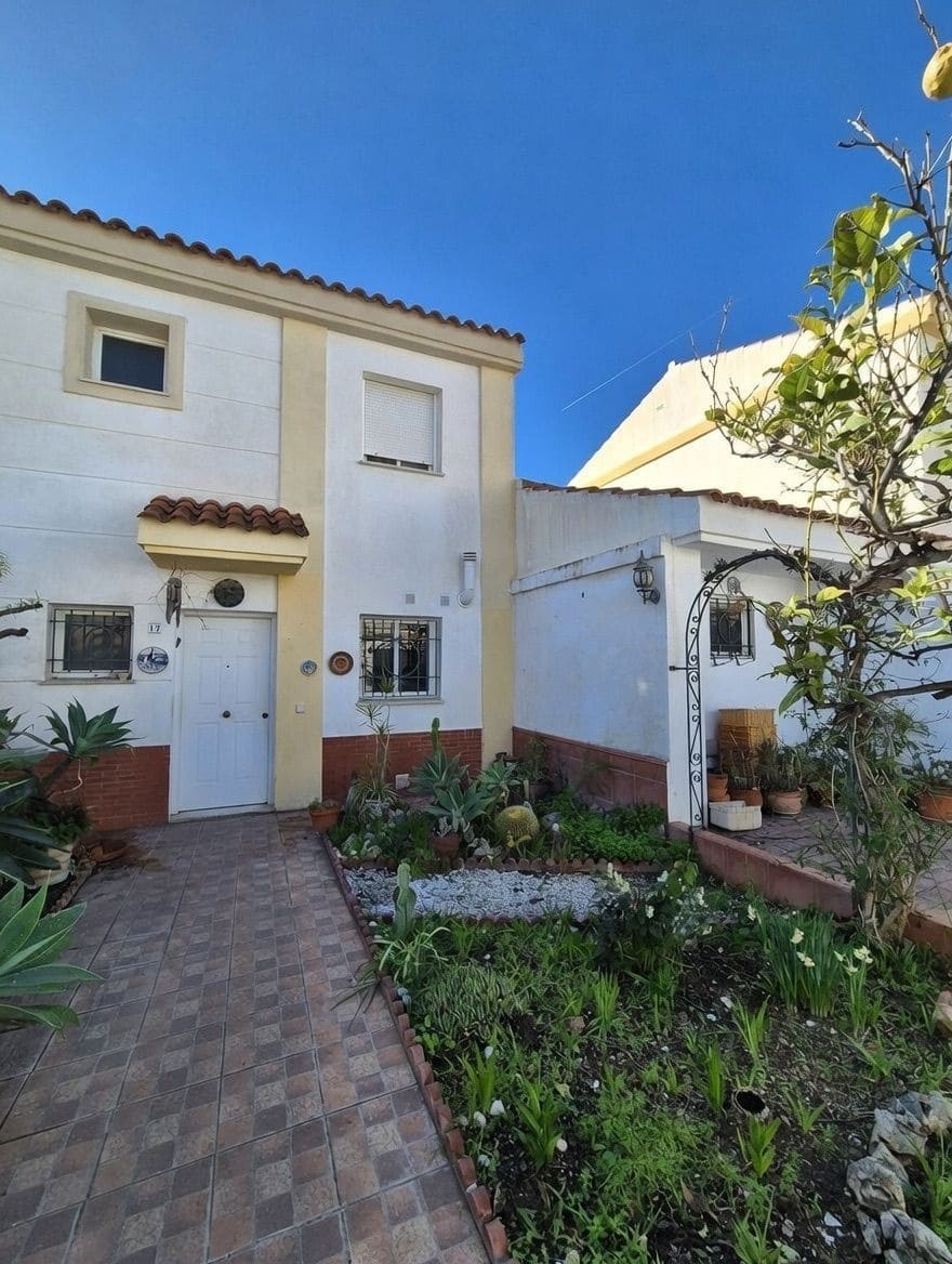 3 bedroom Semi-detached Villa for sale in Velez-Malaga - € 390,000 (Ref: 9851044)
