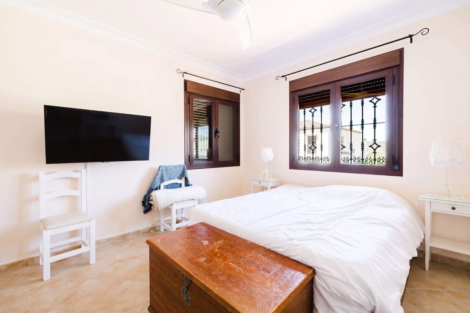 4 bedroom Villa for sale in Casabermeja with garage - € 499,000 (Ref: 9861524)