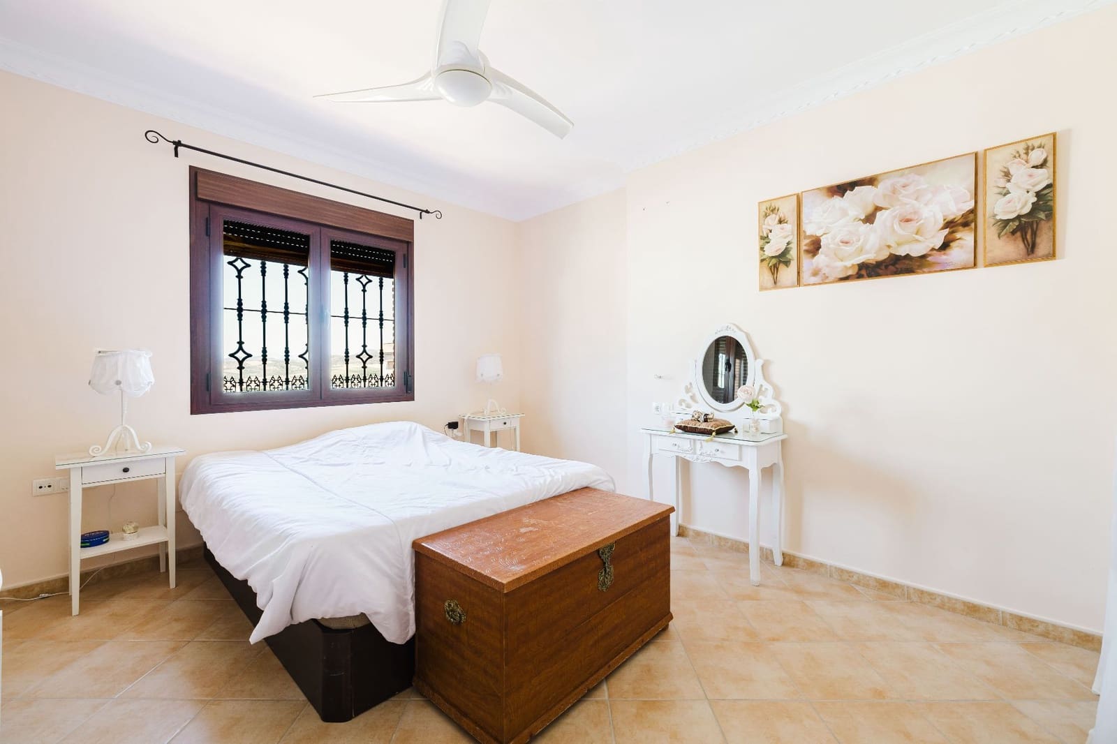 4 bedroom Villa for sale in Casabermeja with garage - € 499,000 (Ref: 9861524)