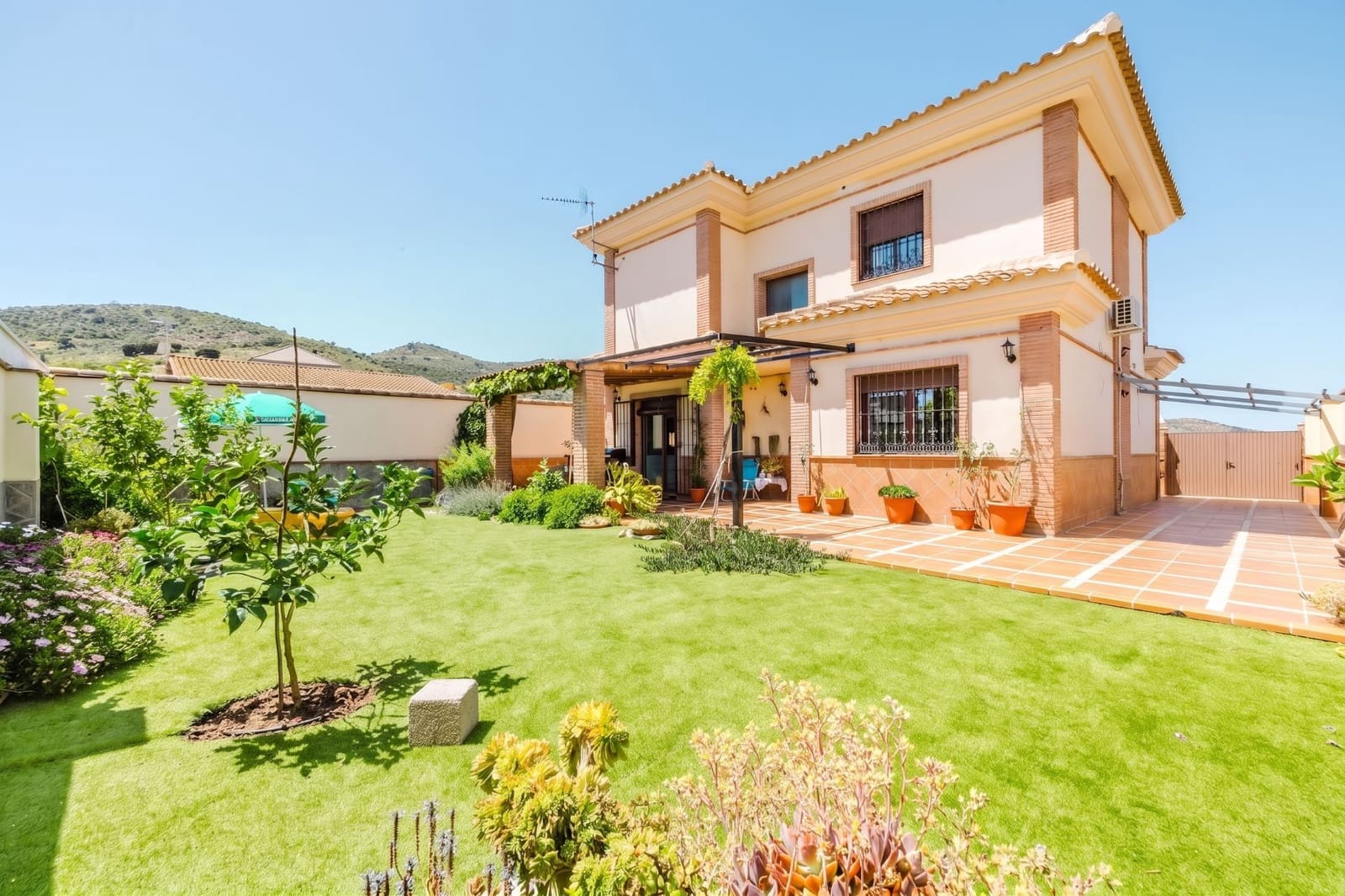 4 bedroom Villa for sale in Casabermeja with garage - € 499,000 (Ref: 9861524)