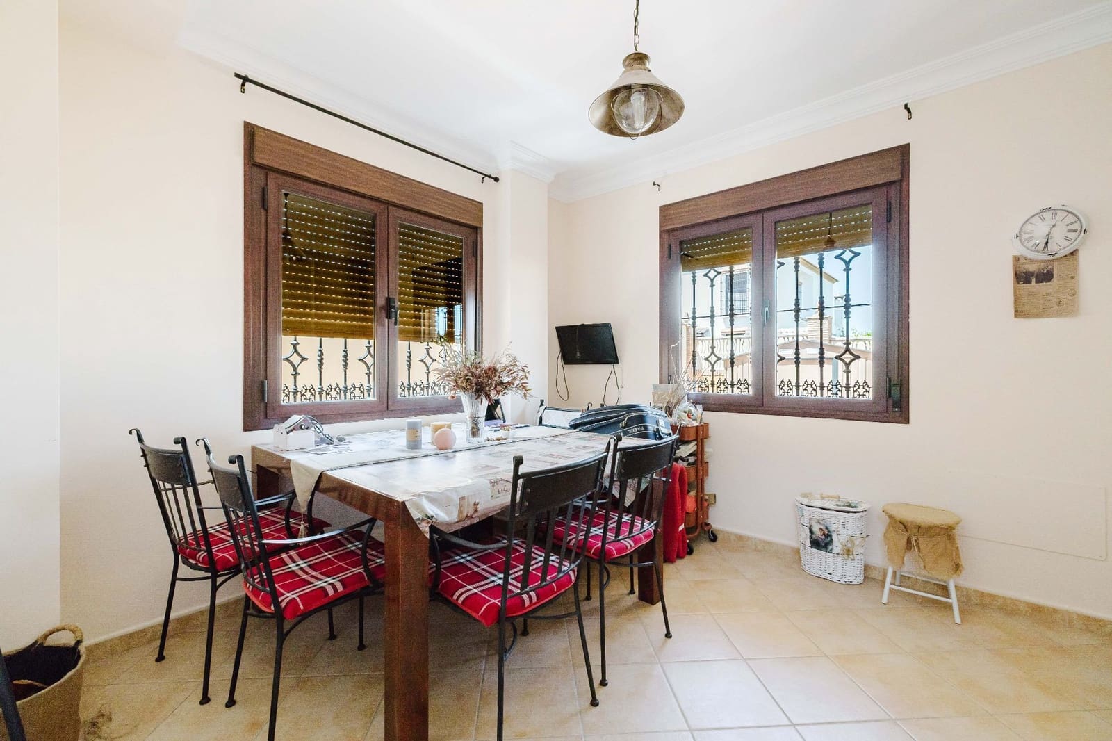 4 bedroom Villa for sale in Casabermeja with garage - € 499,000 (Ref: 9861524)