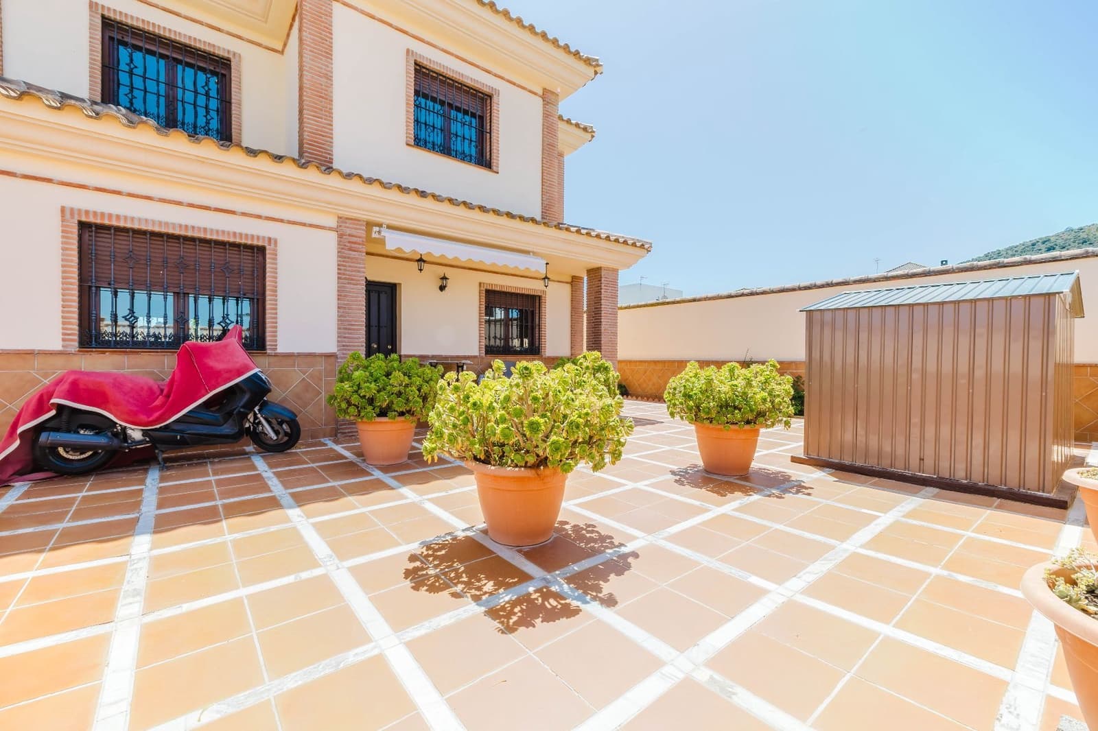 4 bedroom Villa for sale in Casabermeja with garage - € 499,000 (Ref: 9861524)