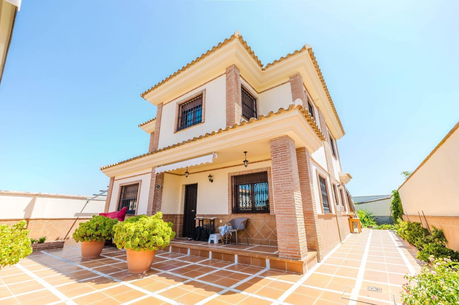 4 bedroom Villa for sale in Casabermeja with garage - € 499,000 (Ref: 9861524)