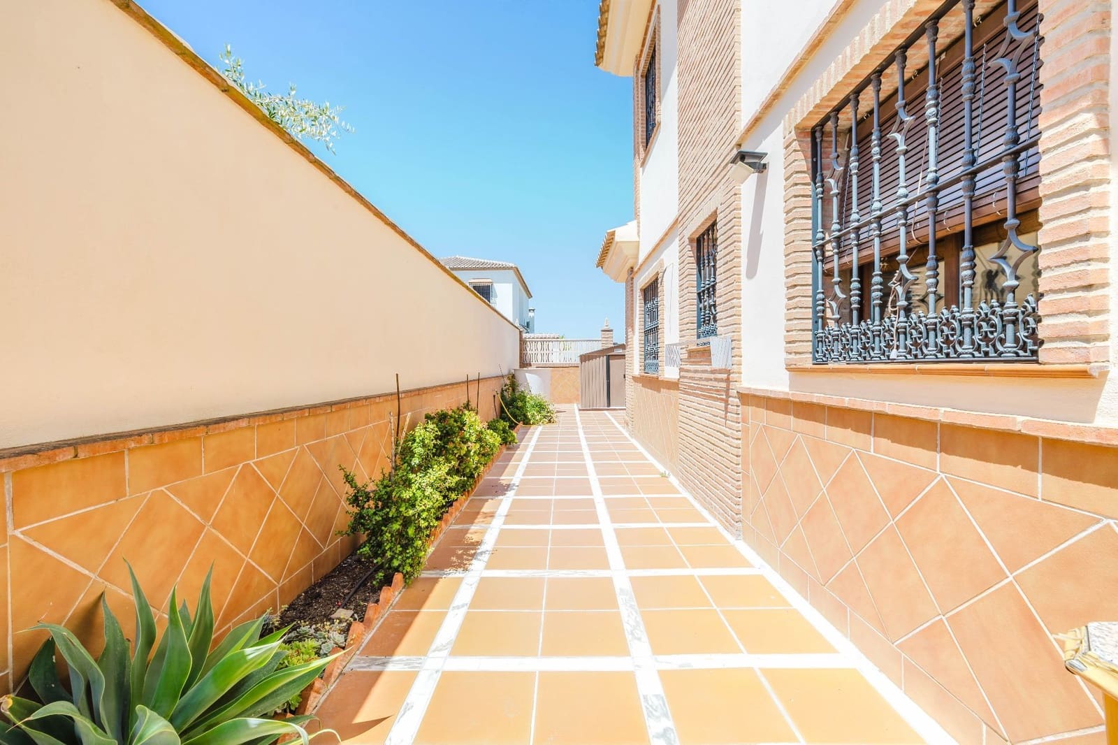4 bedroom Villa for sale in Casabermeja with garage - € 499,000 (Ref: 9861524)