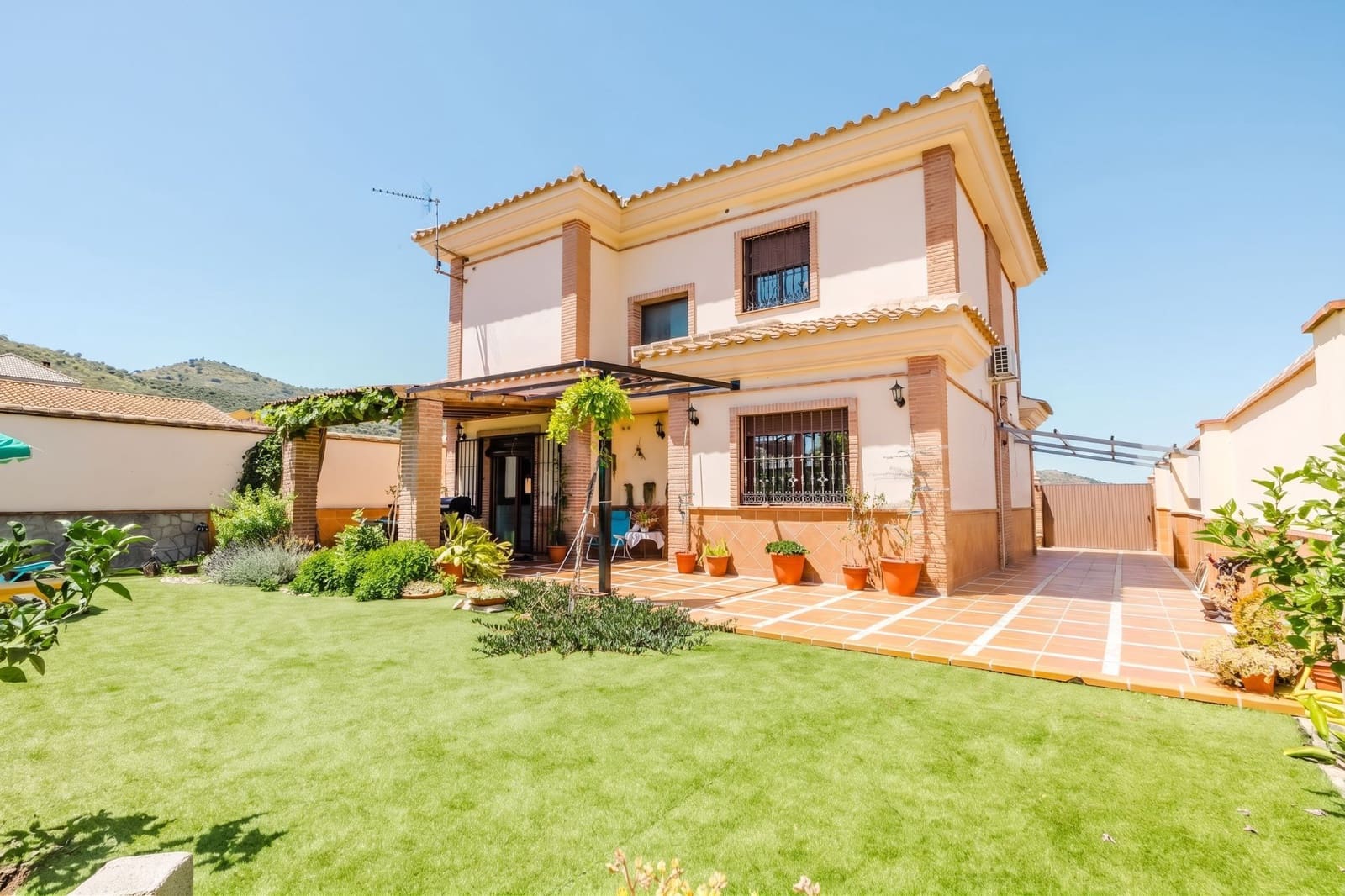 4 bedroom Villa for sale in Casabermeja with garage - € 499,000 (Ref: 9861524)