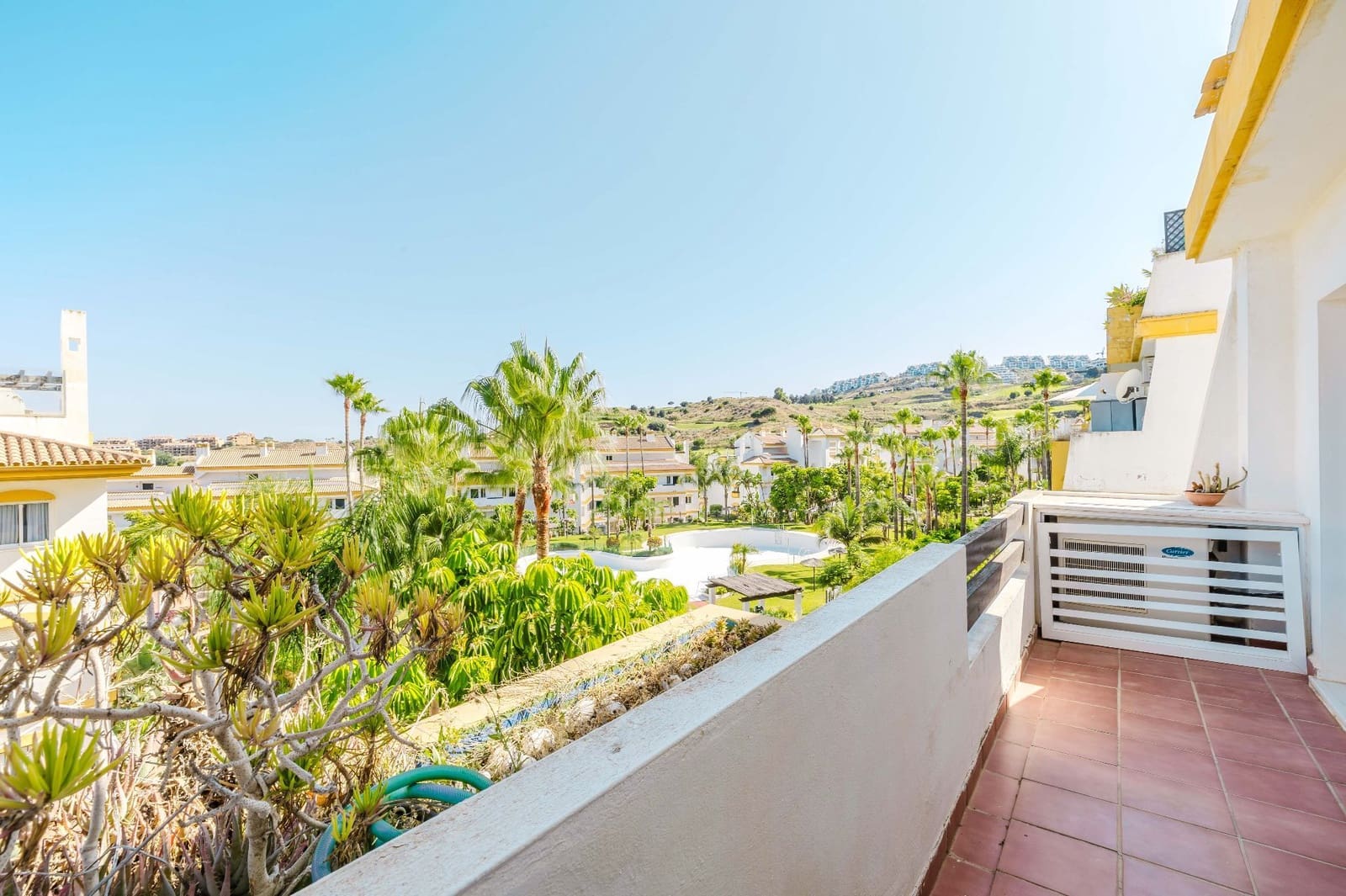 2 bedroom Flat for sale in La Cala de Mijas with pool garage - € 300,000 (Ref: 9864021)