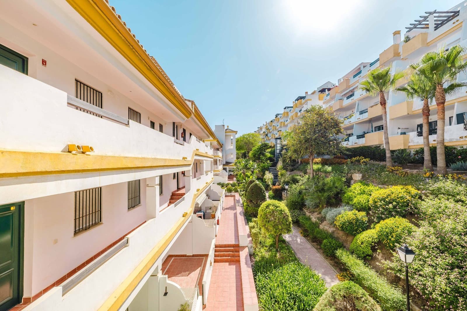 2 bedroom Flat for sale in La Cala de Mijas with pool garage - € 300,000 (Ref: 9864021)