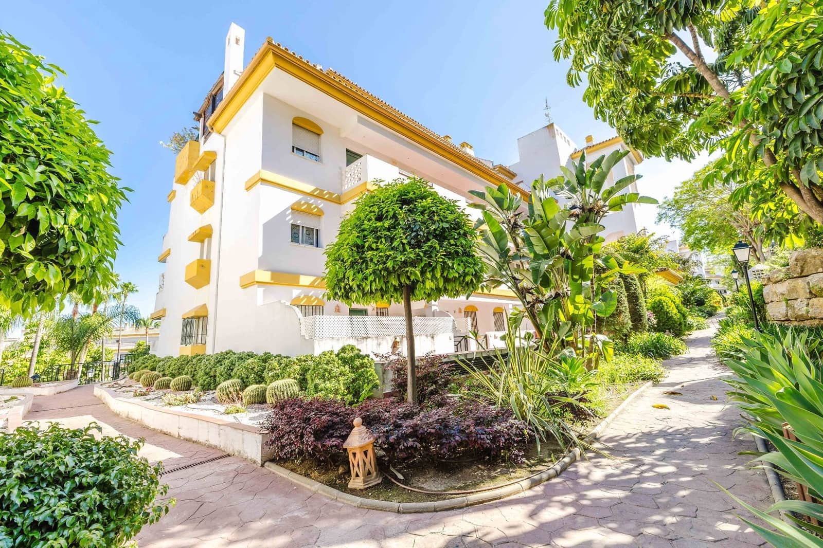 2 bedroom Flat for sale in La Cala de Mijas with pool garage - € 300,000 (Ref: 9864021)