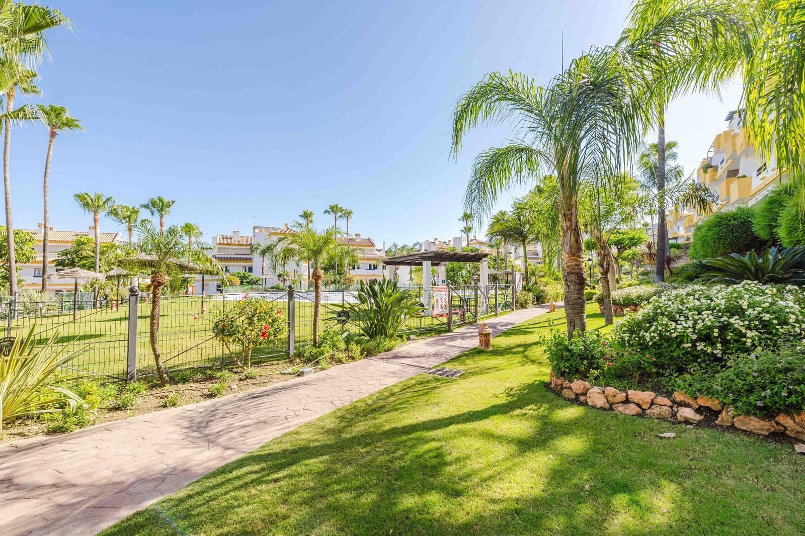 2 bedroom Flat for sale in La Cala de Mijas with pool garage - € 300,000 (Ref: 9864021)
