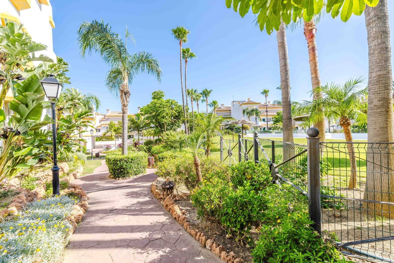2 bedroom Flat for sale in La Cala de Mijas with pool garage - € 300,000 (Ref: 9864021)