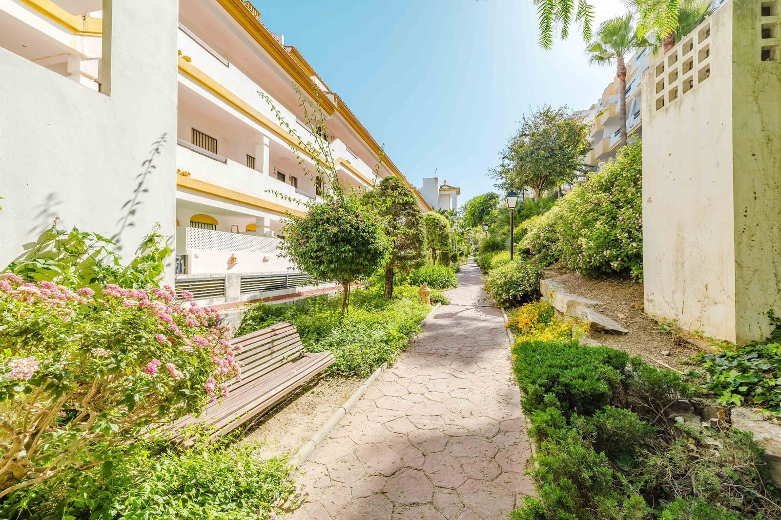 2 bedroom Flat for sale in La Cala de Mijas with pool garage - € 300,000 (Ref: 9864021)