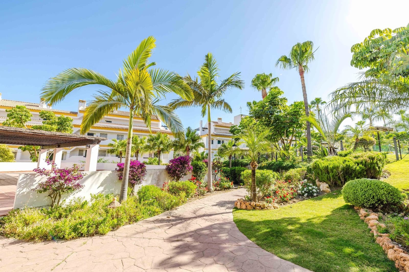 2 bedroom Flat for sale in La Cala de Mijas with pool garage - € 300,000 (Ref: 9864021)