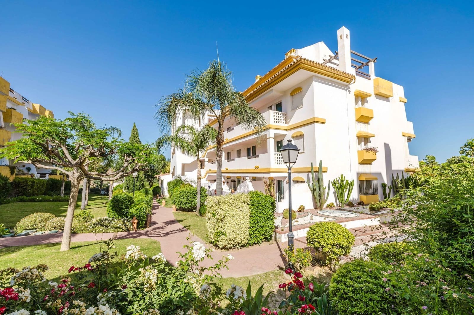 2 bedroom Flat for sale in La Cala de Mijas with pool garage - € 300,000 (Ref: 9864021)