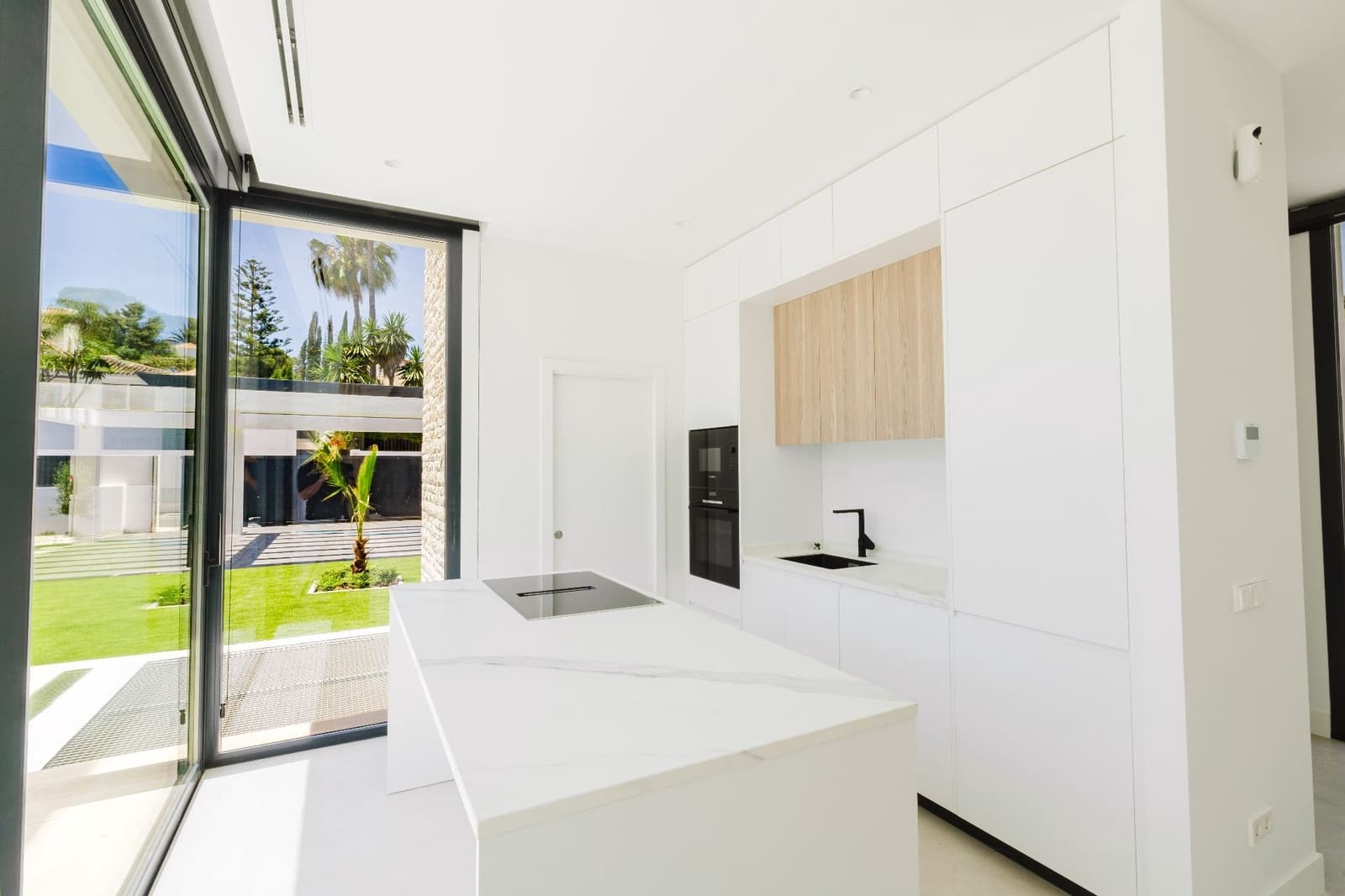 6 slaapkamer Villa te koop in Marbella met zwembad garage - € 2.100.000 (Ref: 9875656)