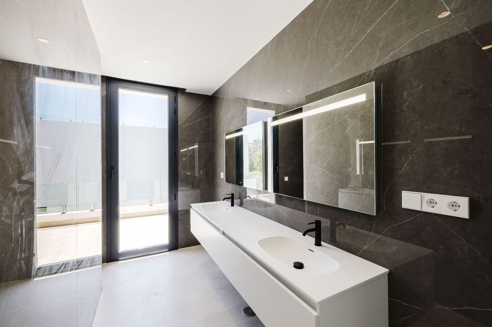 6 slaapkamer Villa te koop in Marbella met zwembad garage - € 2.100.000 (Ref: 9875656)