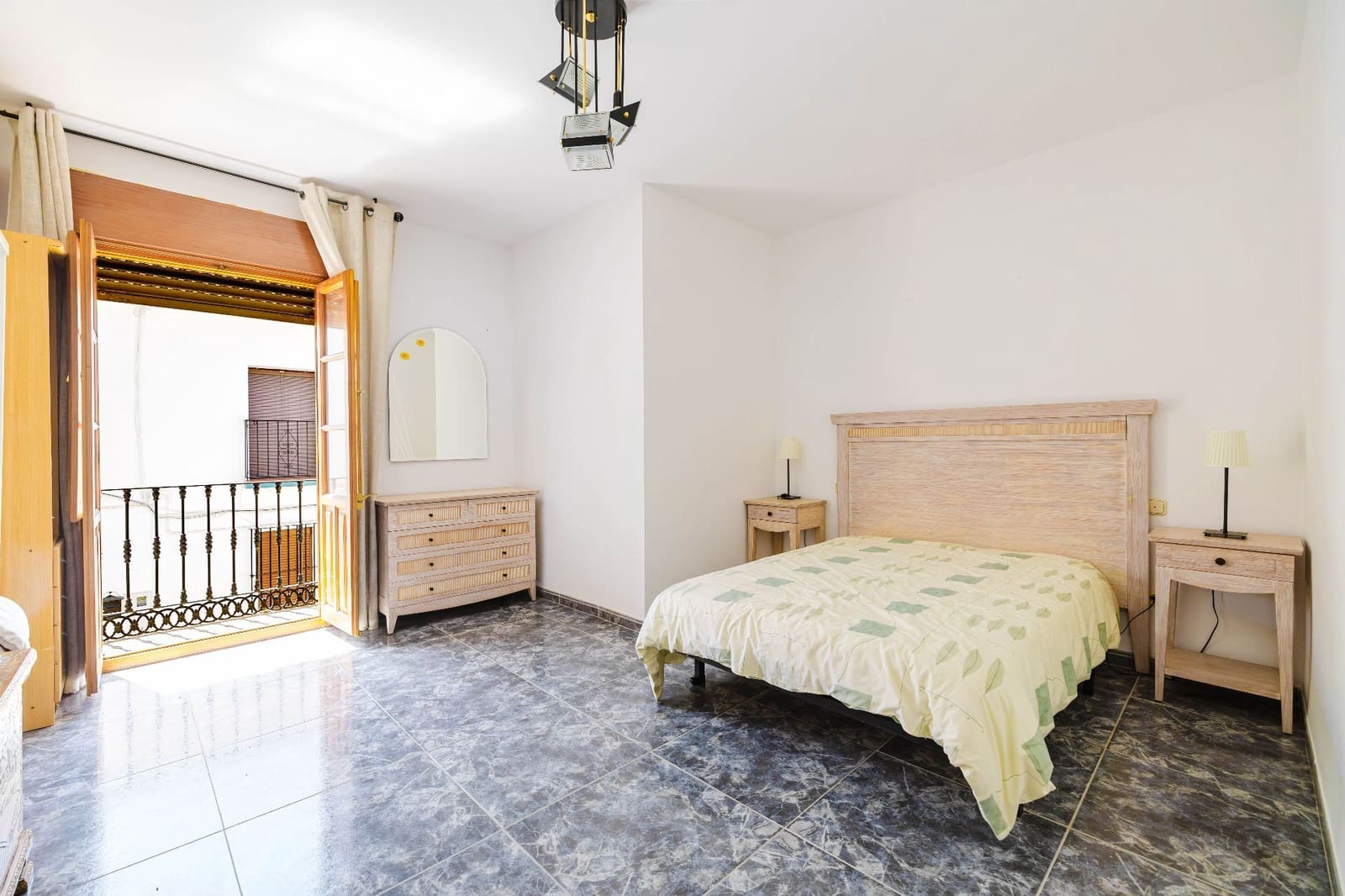 7 bedroom Villa for sale in Colmenar with garage - € 299,000 (Ref: 9902795)