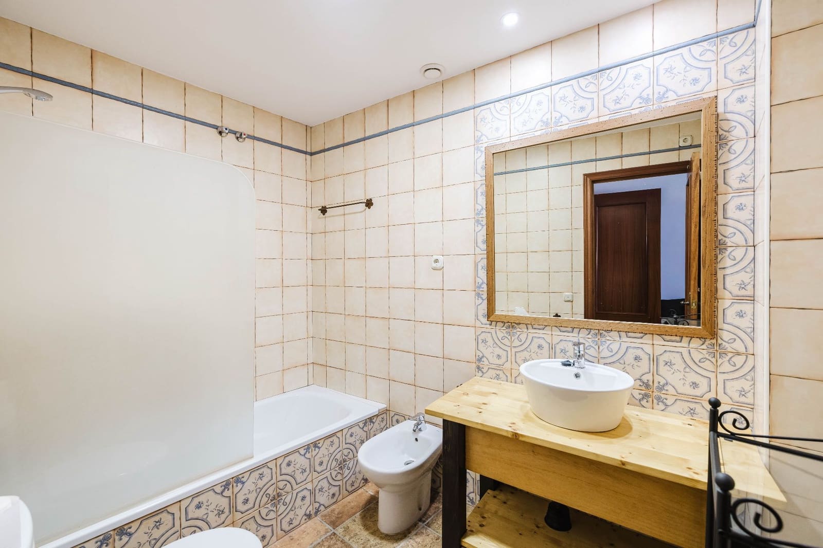 7 bedroom Villa for sale in Colmenar with garage - € 299,000 (Ref: 9902795)