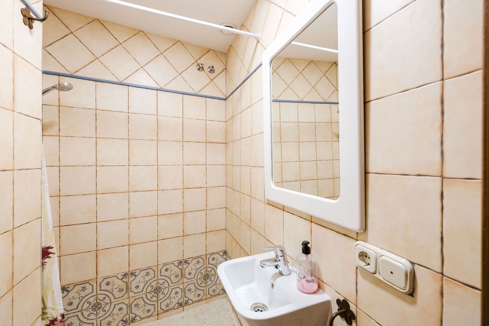 7 bedroom Villa for sale in Colmenar with garage - € 299,000 (Ref: 9902795)
