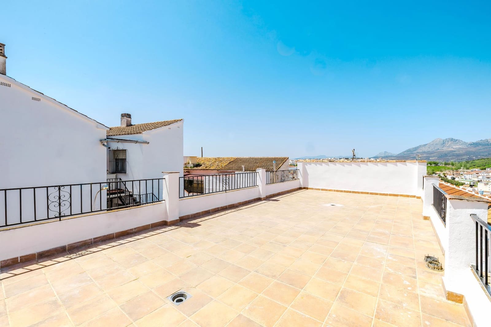 7 bedroom Villa for sale in Colmenar with garage - € 299,000 (Ref: 9902795)