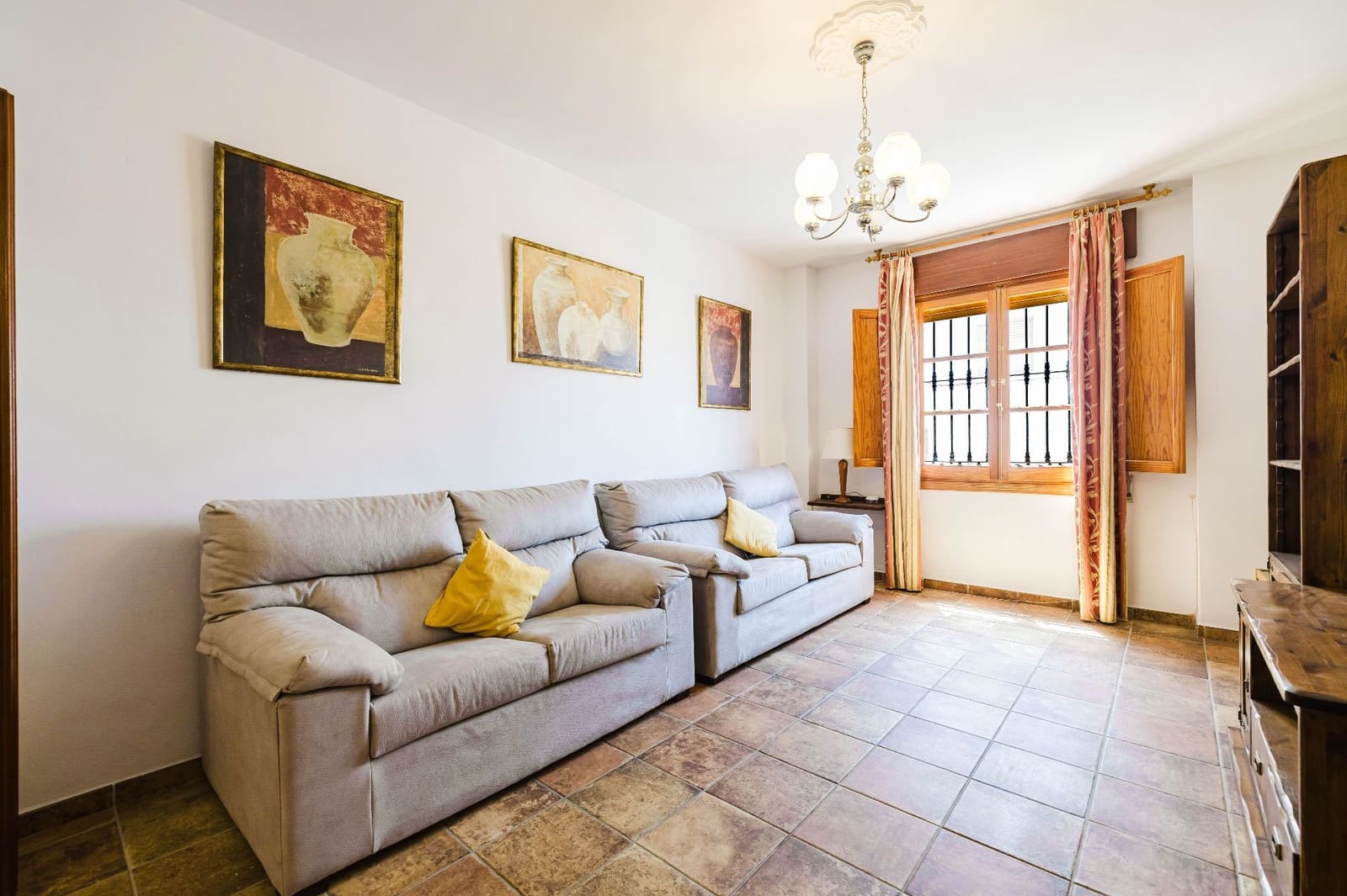 7 bedroom Villa for sale in Colmenar with garage - € 299,000 (Ref: 9902795)