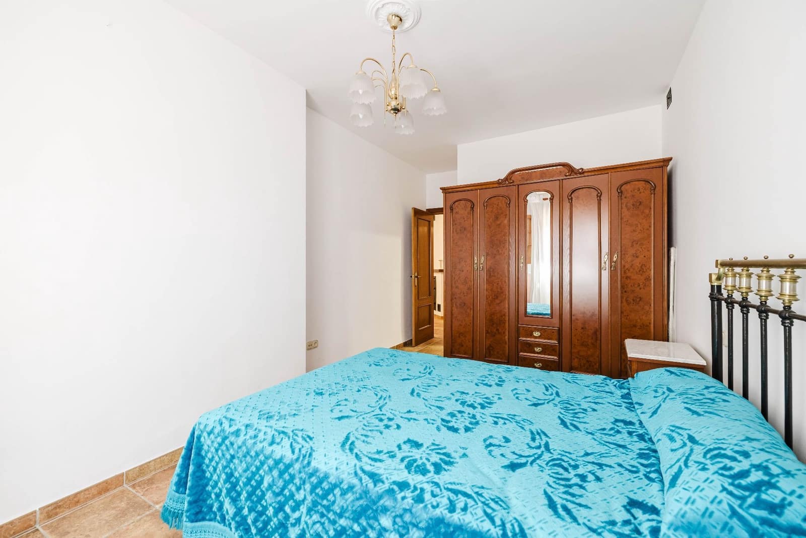 7 bedroom Villa for sale in Colmenar with garage - € 299,000 (Ref: 9902795)