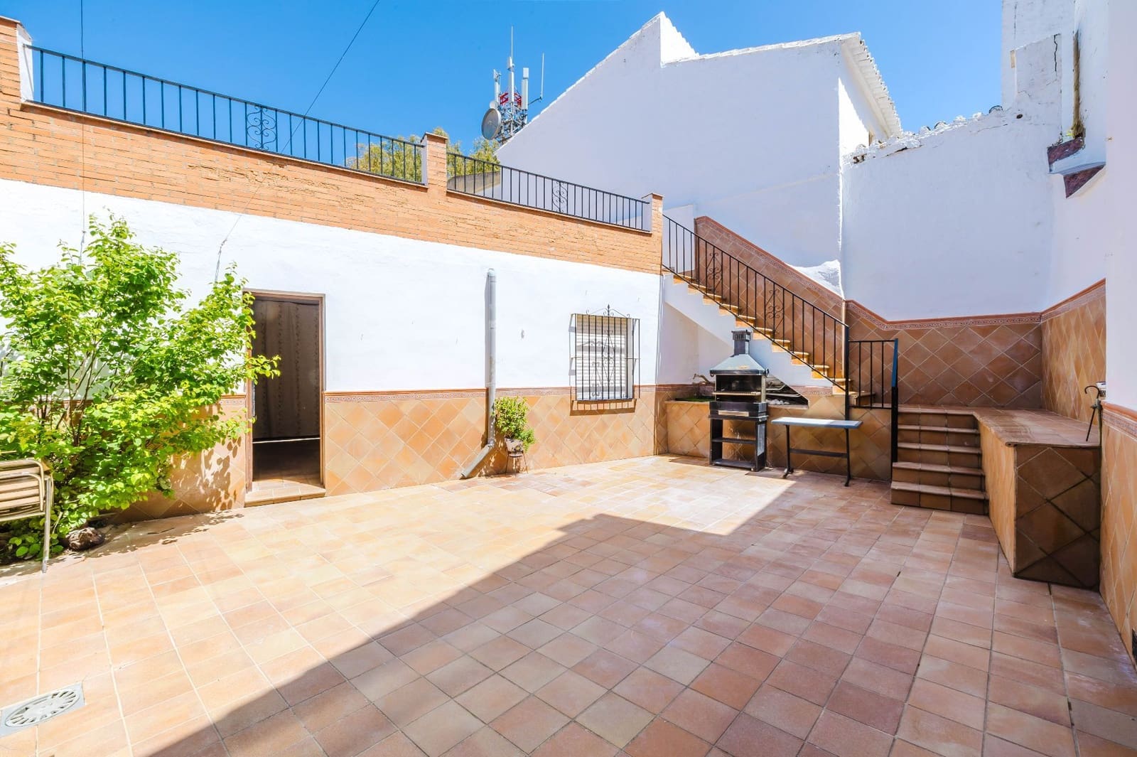 7 bedroom Villa for sale in Colmenar with garage - € 299,000 (Ref: 9902795)