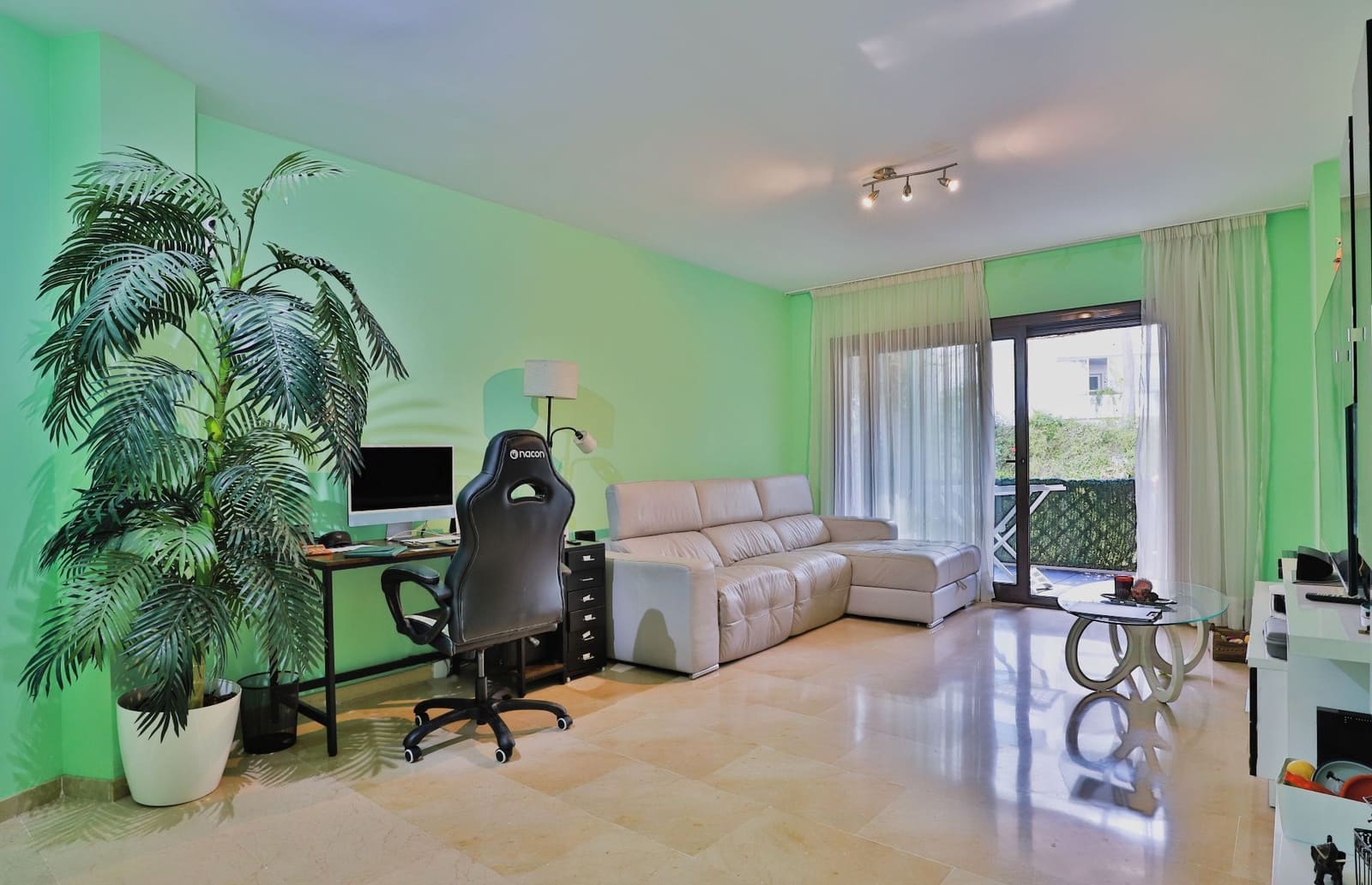Piso de 2 habitaciones en Marbella en venta con piscina garaje - 445.000 € (Ref: 9919327)