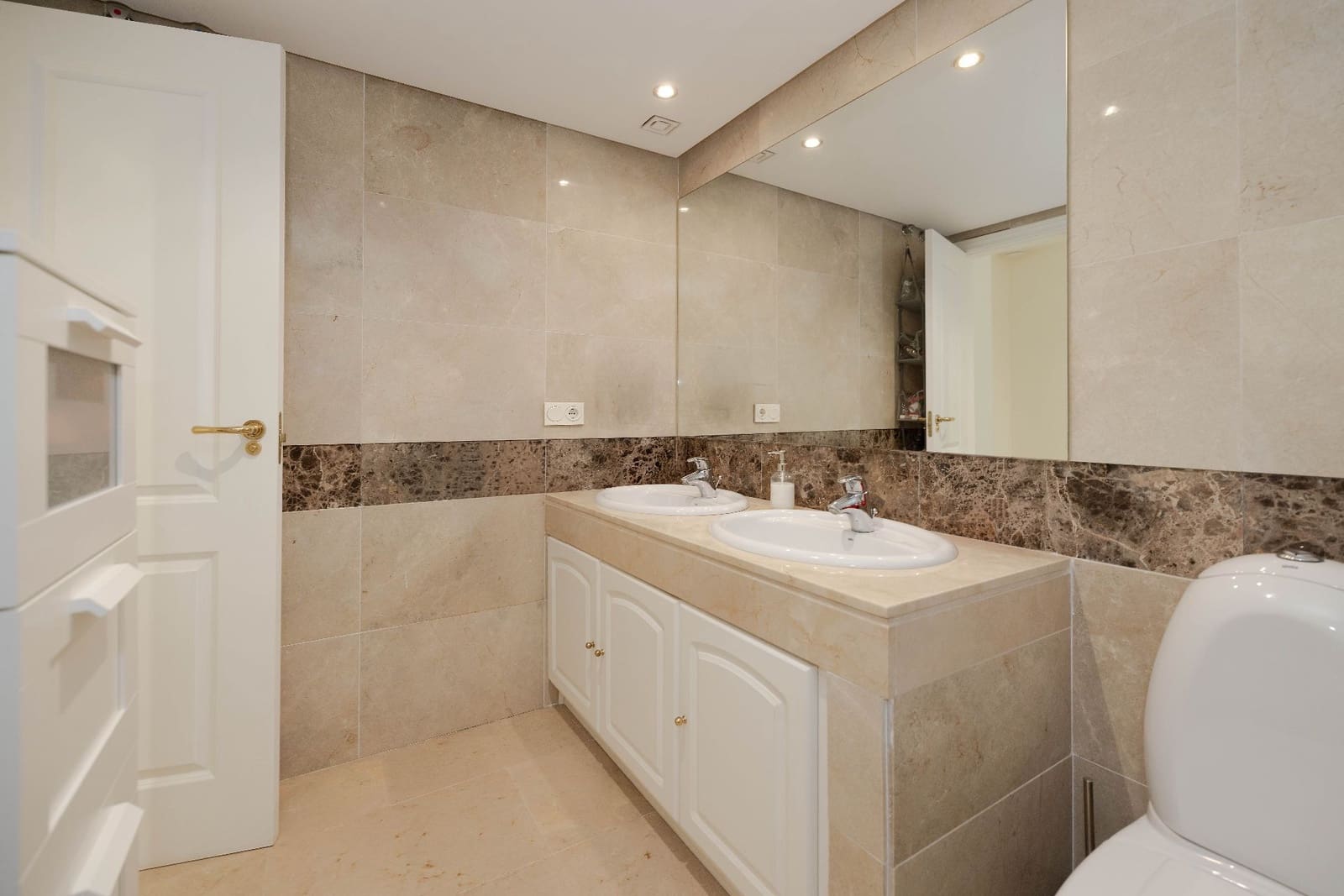 Piso de 2 habitaciones en Marbella en venta con piscina garaje - 445.000 € (Ref: 9919327)