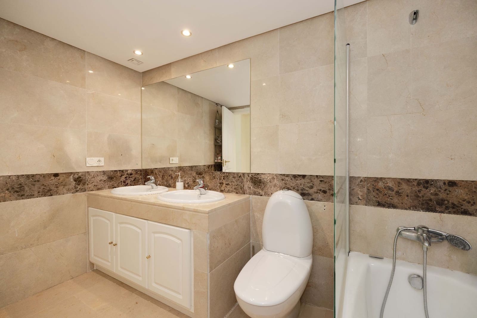 Piso de 2 habitaciones en Marbella en venta con piscina garaje - 445.000 € (Ref: 9919327)