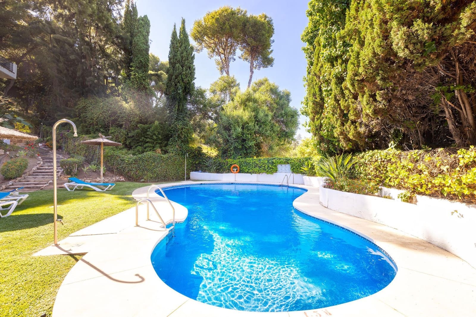 Piso de 2 habitaciones en Marbella en venta con piscina garaje - 445.000 € (Ref: 9919327)