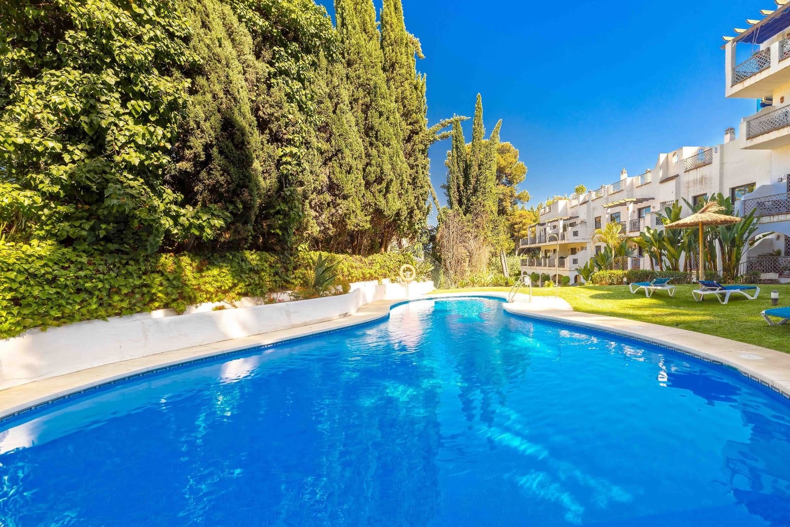 Piso de 2 habitaciones en Marbella en venta con piscina garaje - 445.000 € (Ref: 9919327)