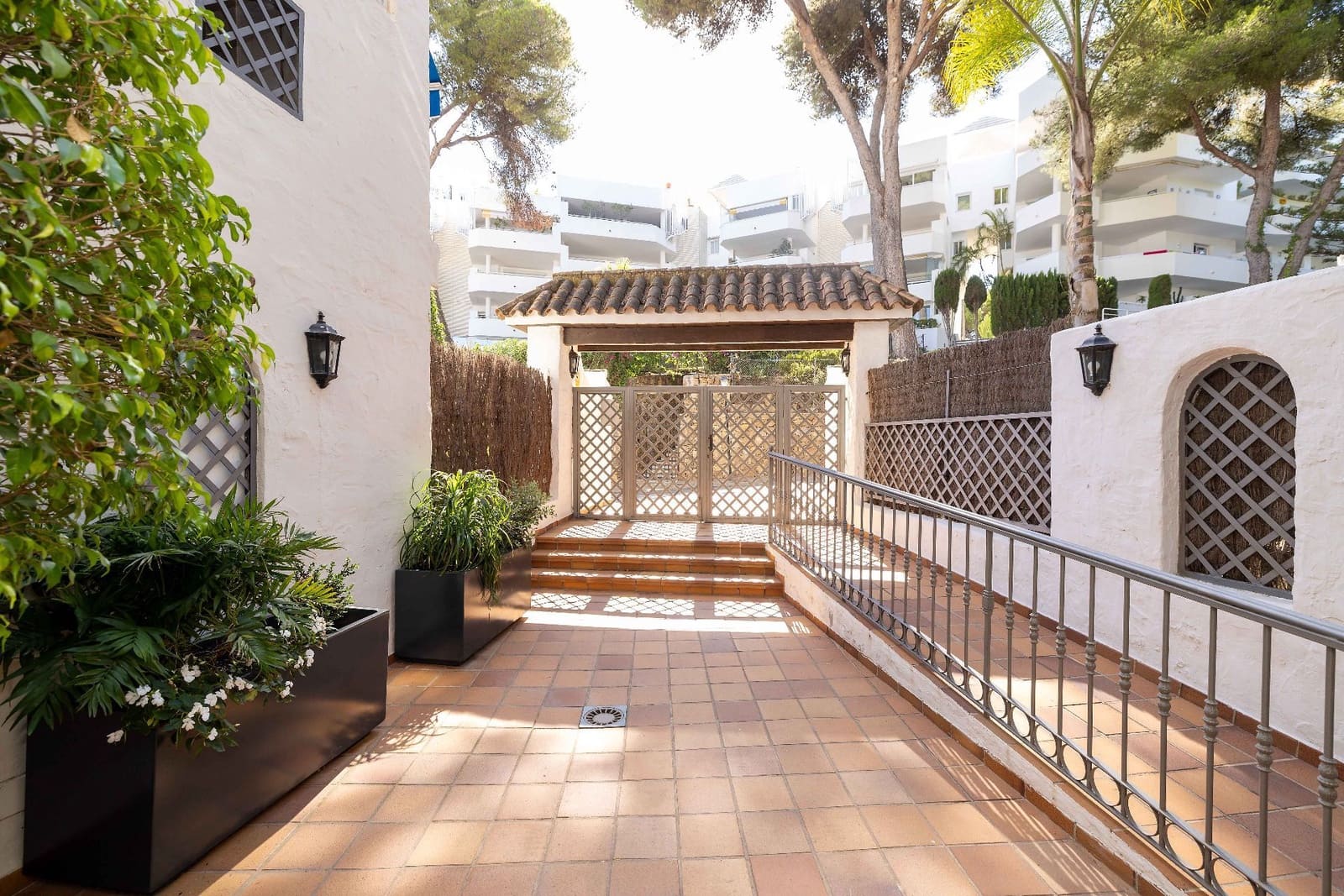 Piso de 2 habitaciones en Marbella en venta con piscina garaje - 445.000 € (Ref: 9919327)