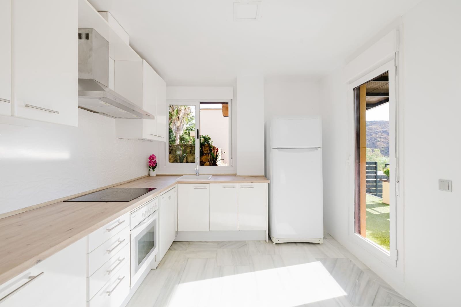 4 Zimmer Villa zu verkaufen in Benahavis mit Pool Garage - 699.000 € (Ref: 9923194)