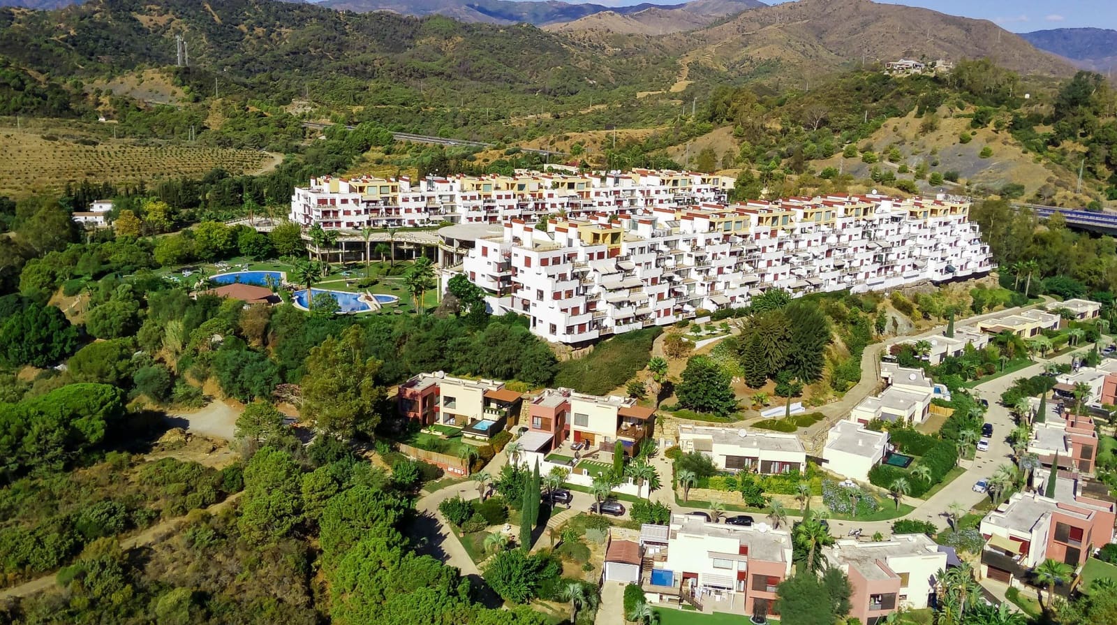 4 Zimmer Villa zu verkaufen in Benahavis mit Pool Garage - 699.000 € (Ref: 9923194)