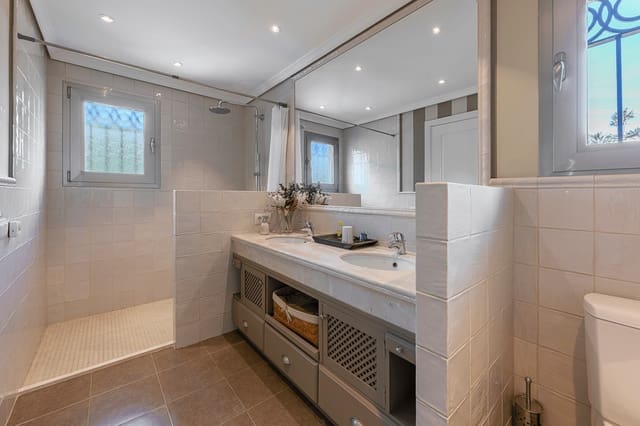 5 bedroom Villa for sale in Marbella with pool garage - € 5,500,000 (Ref: 9923200)