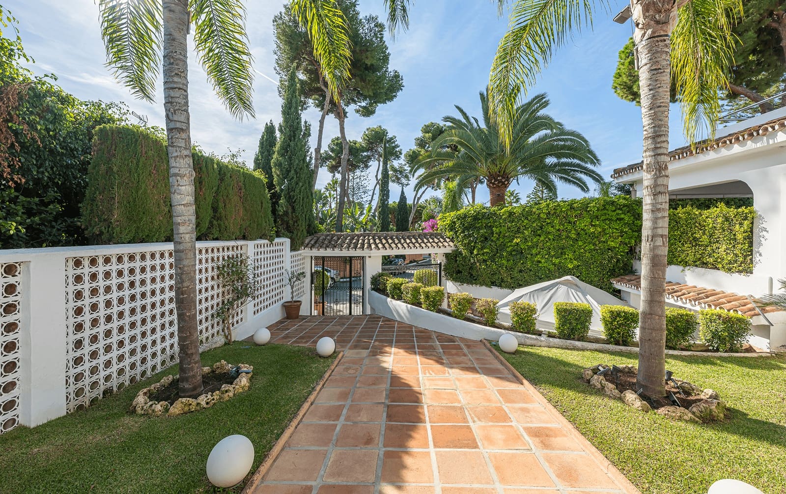 5 bedroom Villa for sale in Marbella with pool garage - € 5,500,000 (Ref: 9923200)
