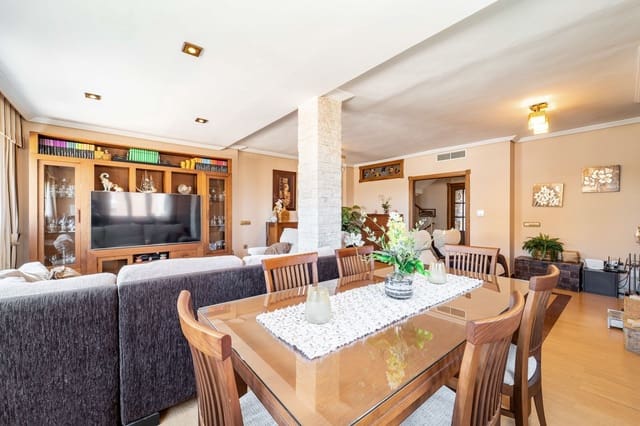 4 slaapkamer Halfvrijstaande villa te koop in Málaga stad - € 630.000 (Ref: 9928708)