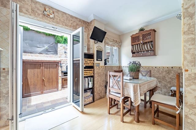 4 slaapkamer Halfvrijstaande villa te koop in Málaga stad - € 630.000 (Ref: 9928708)