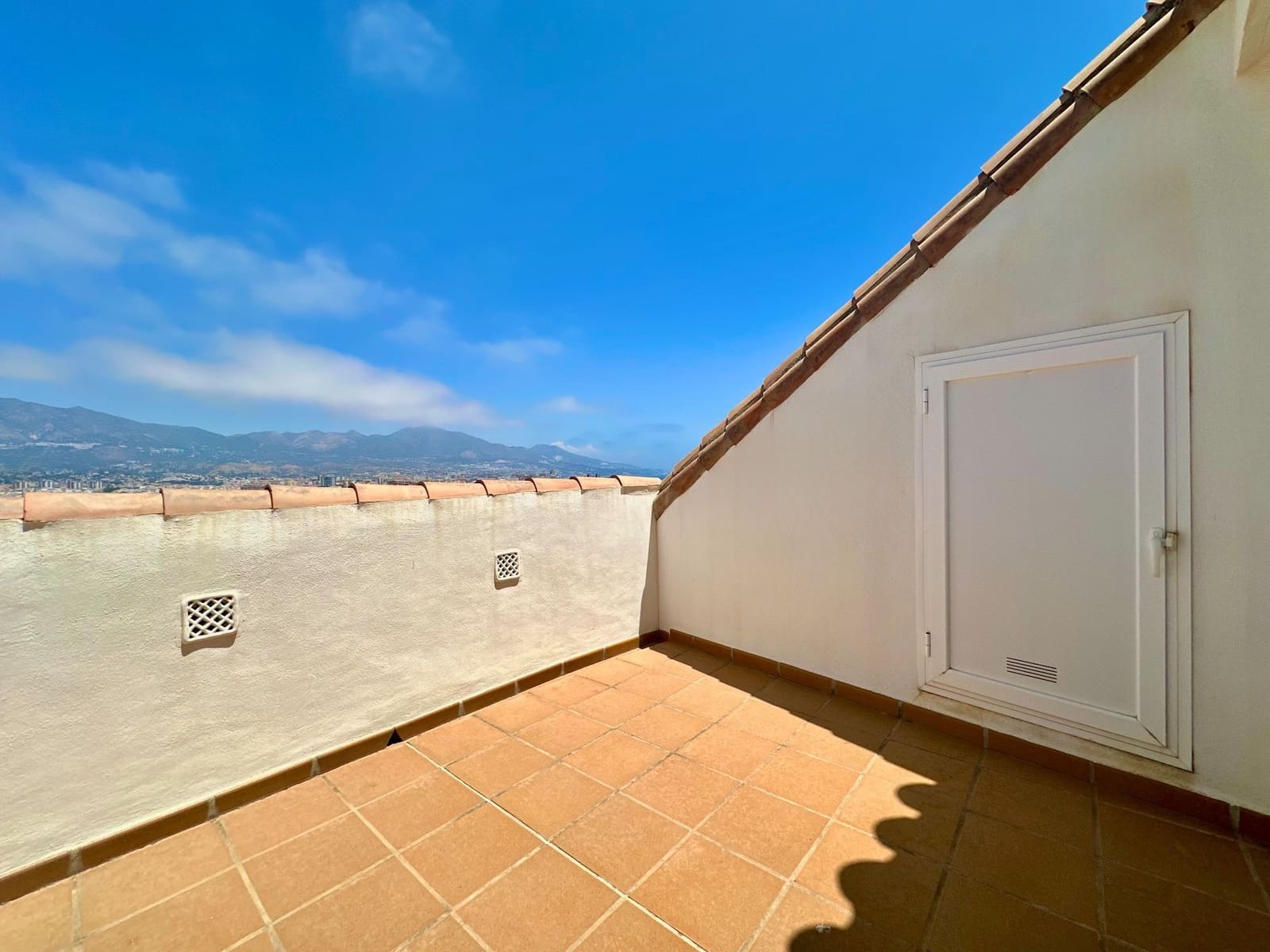 2 bedroom Penthouse for sale in Fuengirola with garage - € 379,000 (Ref: 9935487)