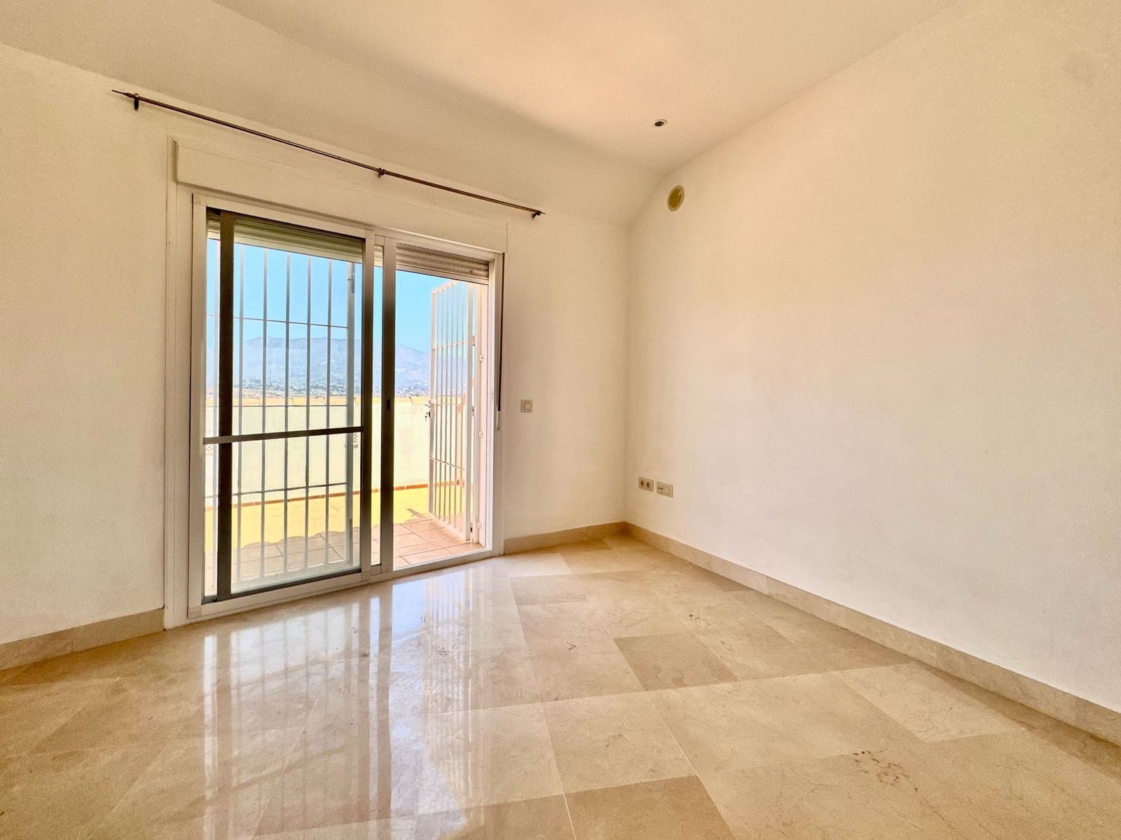 2 bedroom Penthouse for sale in Fuengirola with garage - € 379,000 (Ref: 9935487)